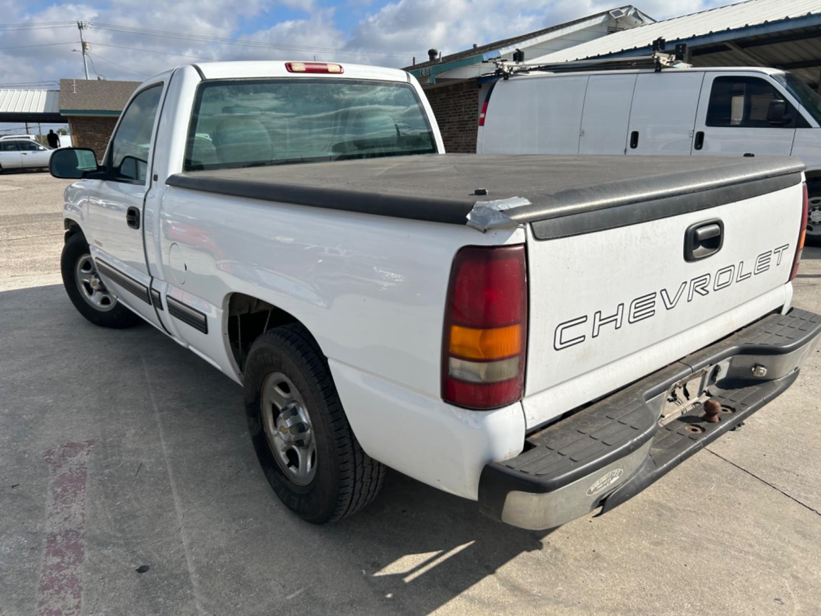 2001 White Chevrolet Silverado 1500 Long Bed 2WD (1GCEC14W11Z) with an 4.3L V6 OHV 12V engine, located at 1687 Business 35 S, New Braunfels, TX, 78130, (830) 625-7159, 29.655487, -98.051491 - Photo #5